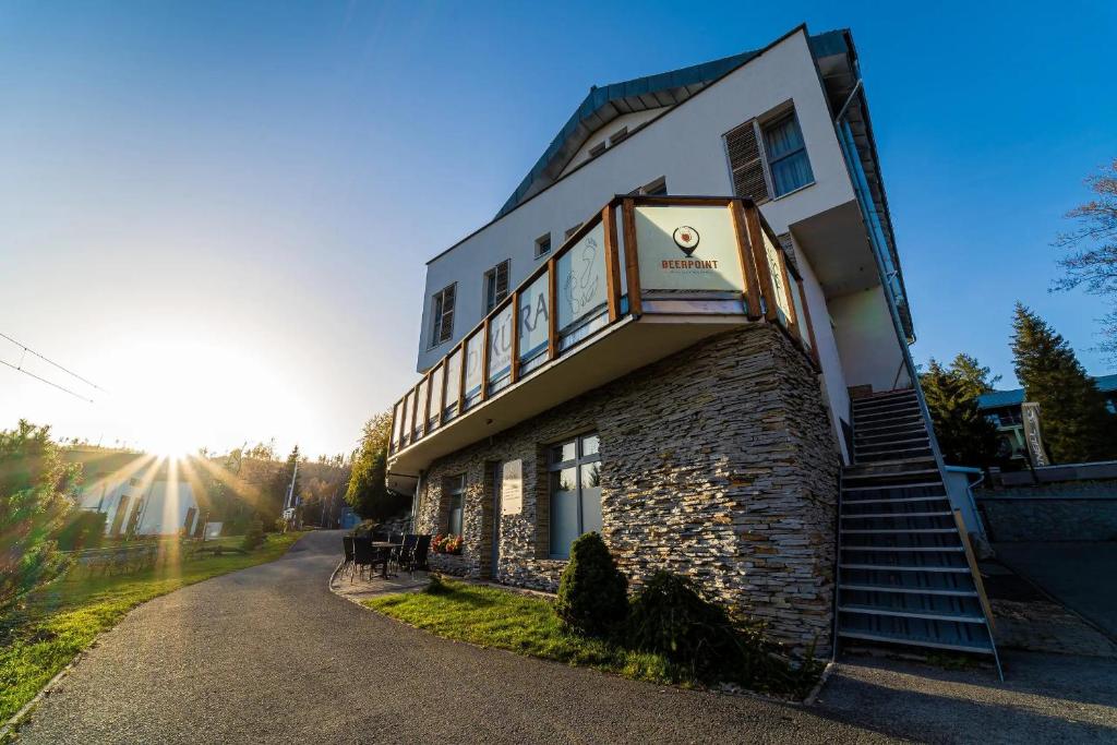 Budova, kde se aparthotel nachází