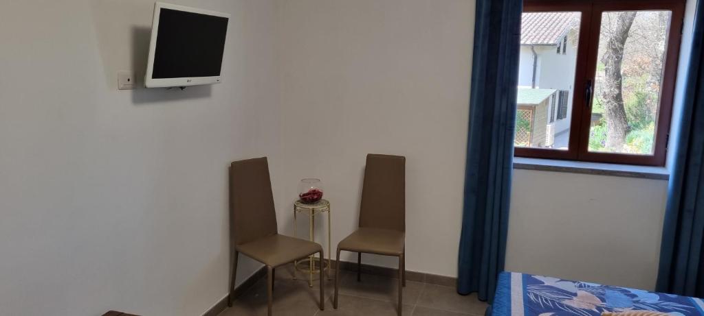 TV a/nebo společenská místnost v ubytování Oltre la Siepe Apartment