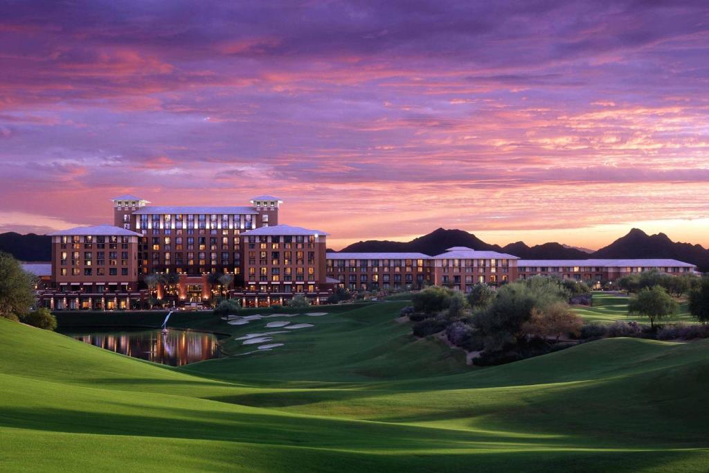 un'interpretazione di un resort con campo da golf di The Westin Kierland Resort & Spa a Scottsdale