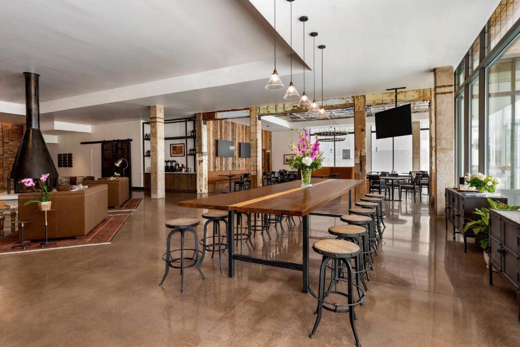 uma grande sala de jantar com uma grande mesa de madeira e bancos em Residence Inn by Marriott Missoula Downtown em Missoula