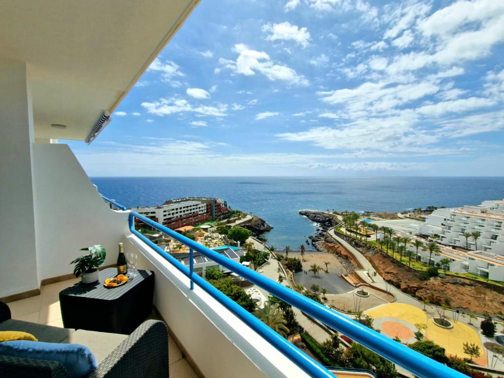 ein Balkon mit Blick auf das Meer in der Unterkunft Blue Vista Studio Paraiso in Adeje