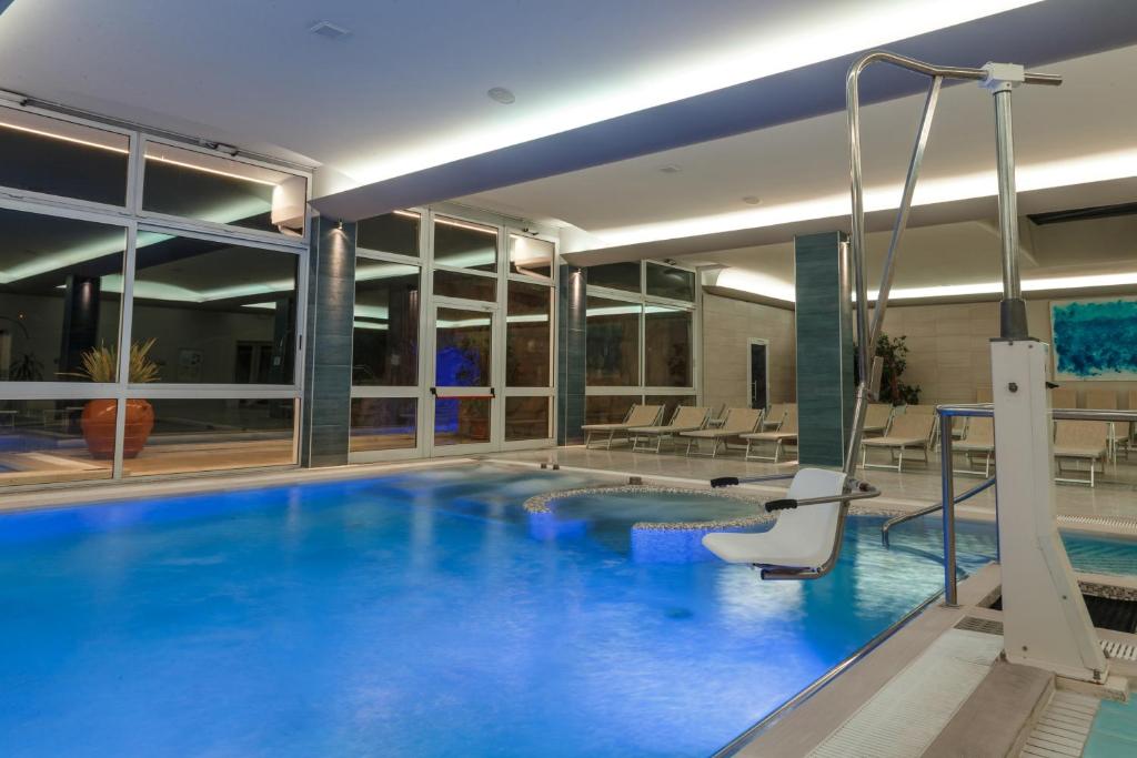 Bazén v ubytování Hotel Terme Millepini nebo v jeho okolí