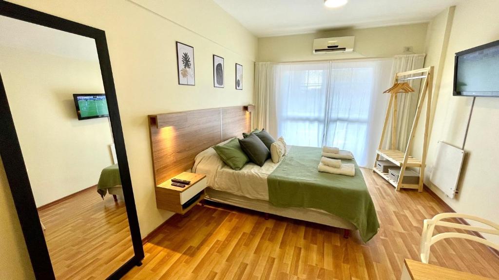 um quarto com uma cama e um espelho em Green Palermo em Buenos Aires