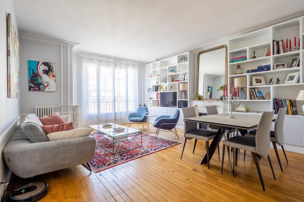 un salon avec une table et des chaises et une salle à manger dans l'établissement Veeve - Dreaming in the Daytime, à Paris
