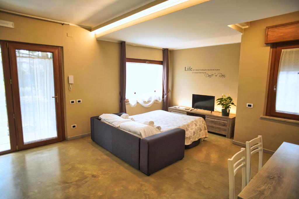 - une chambre avec un lit, une télévision et une table dans l'établissement Vanda Luxury House near Gardaland and Garda Lake, à Castelnuovo del Garda