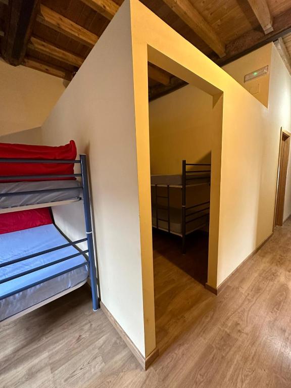 Posteľ alebo postele v izbe v ubytovaní Albergue de peregrinos Compostela