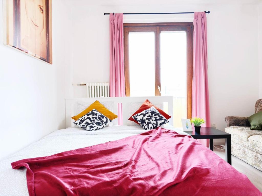 - une chambre avec un lit et une couverture rouge dans l'établissement Nr 1 Apartment with 2 Balconies 3 Bedrooms Near Main Train Station, à Vienne