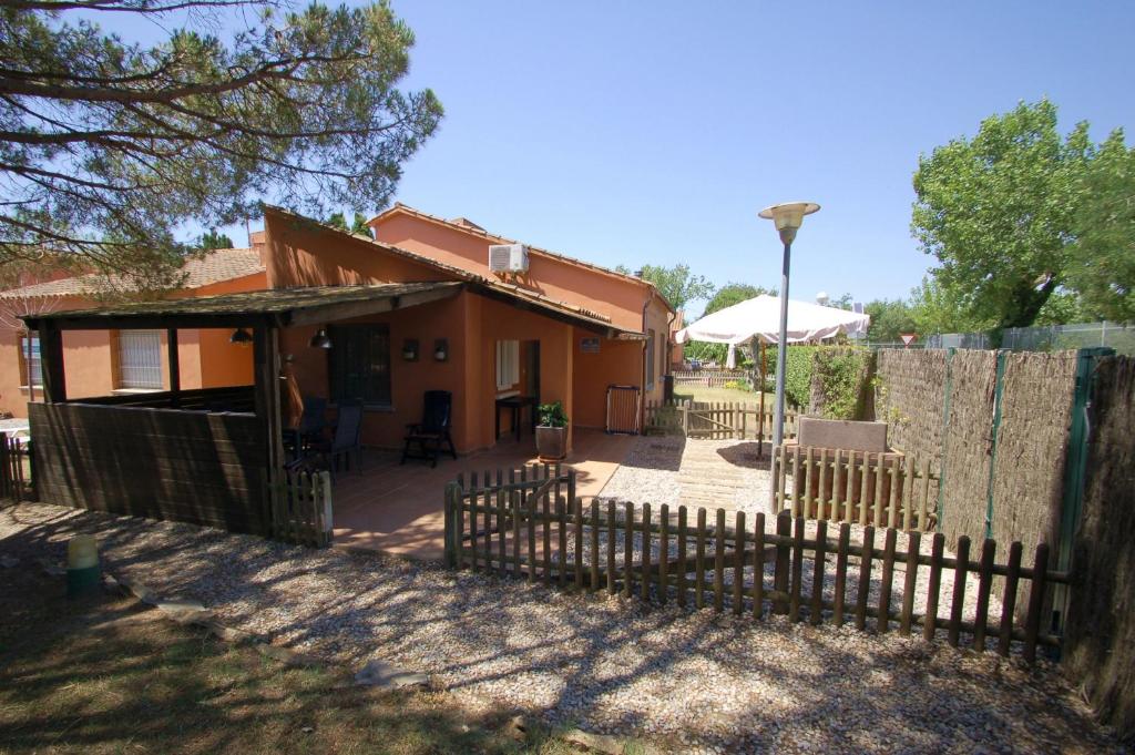 ein Haus mit einem Zaun davor in der Unterkunft Gregal 1113 in Torroella de Montgrí
