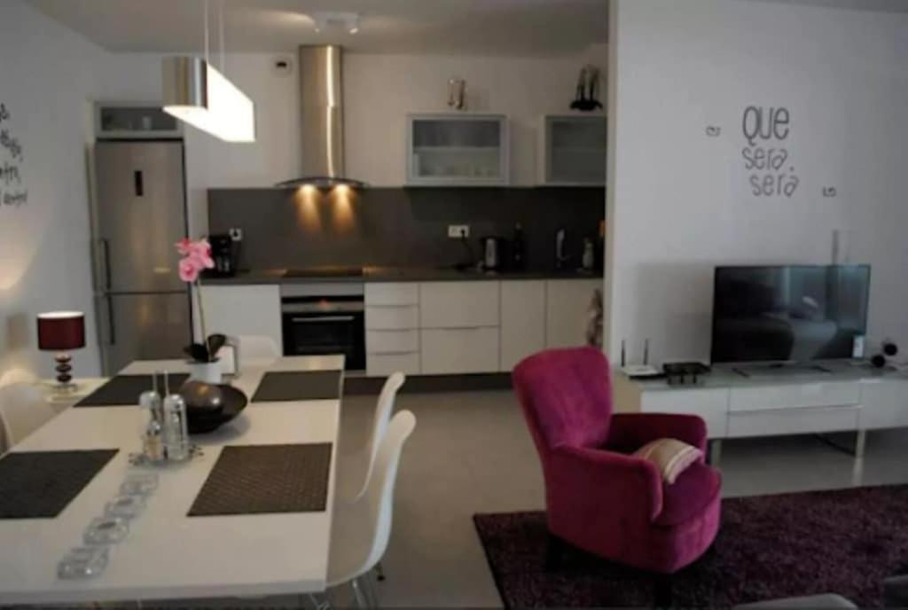 Kuchyň nebo kuchyňský kout v ubytování Modern apartment 250m from the sea with parking space behind gate