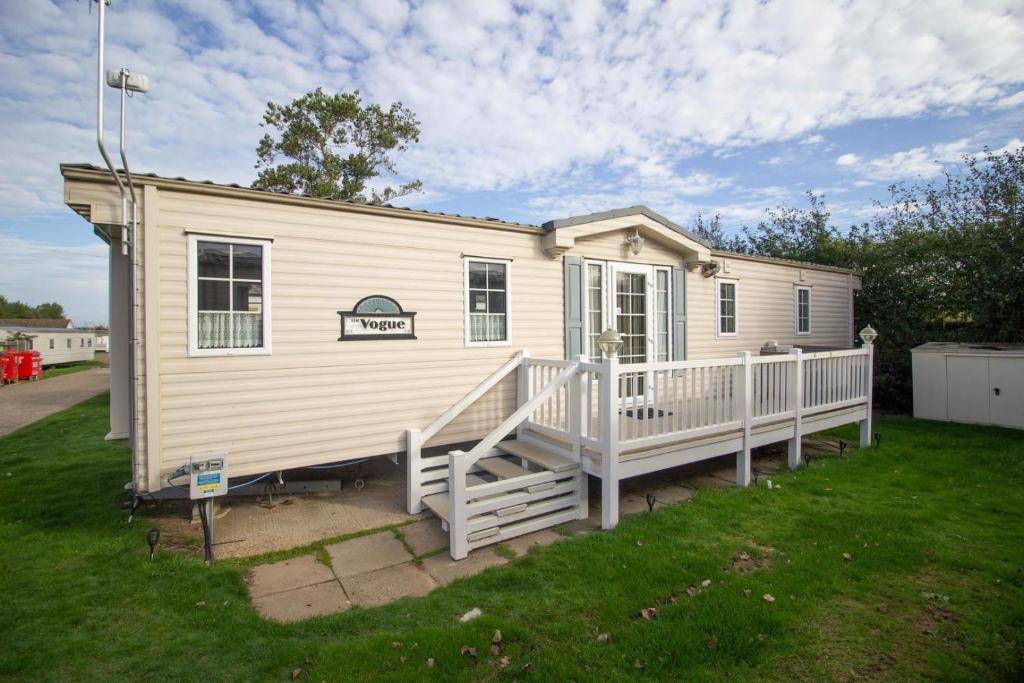 Lovely 6 Berth Caravan On California Cliffs Holiday Park In Norfolk Ref