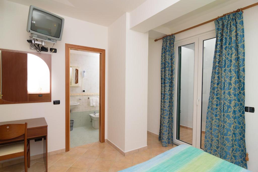 Postel nebo postele na pokoji v ubytování Hotel Villa Fumerie