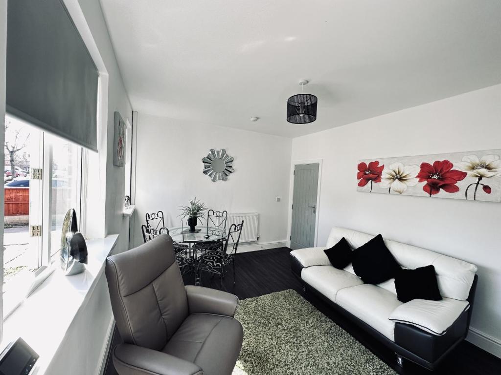 Ruang duduk di Spacious House 4 Bedrooms, 2 Bathrooms - Short & Long Stays, Contractors - Leisure