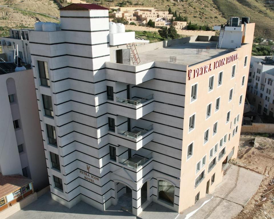 un diseño arquitectónico de un edificio con balcones en Petra Icon Hotel en Wadi Musa