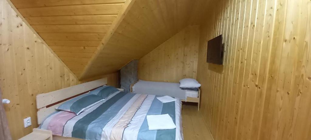 Postel nebo postele na pokoji v ubytování Cabana Belvedere Dragoslavele