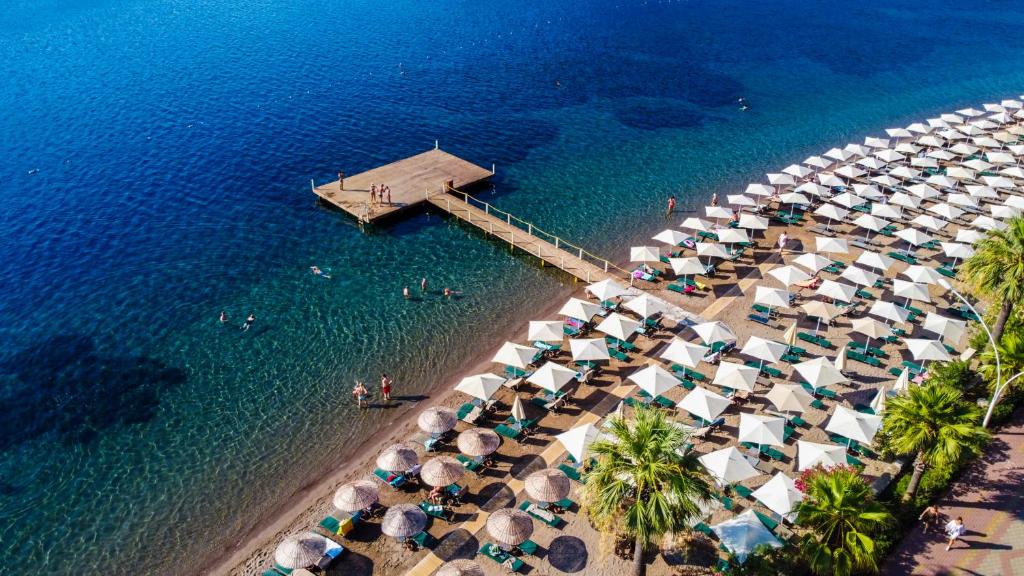 uma vista aérea de uma praia com guarda-sóis e água em Orka Lotus Beach em Marmaris