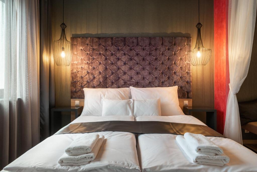 Postel nebo postele na pokoji v ubytování Onyx Luxury Budapest