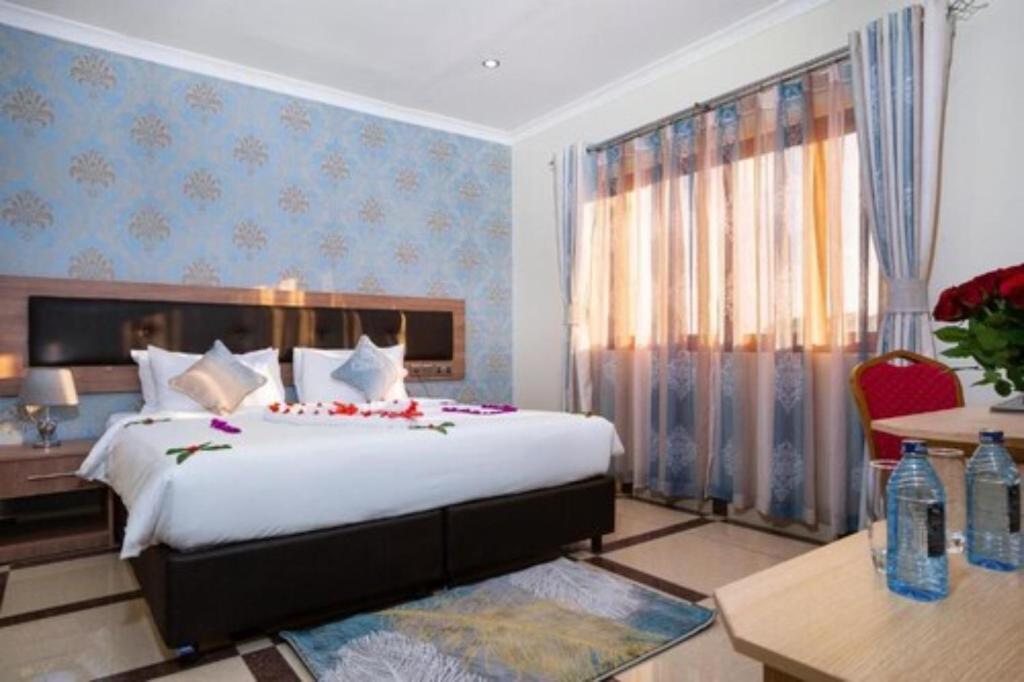 Postel nebo postele na pokoji v ubytování West Lerruat Hotel