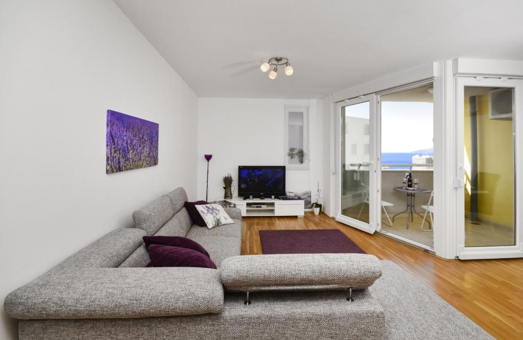 a living room with a couch and a television at Lavanda in Makarska