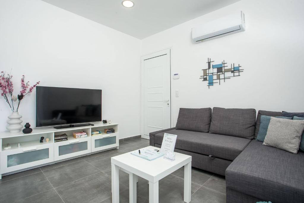TV a/nebo společenská místnost v ubytování VillaPhysis with Private Pool