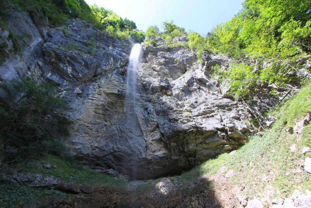 wodospad na zboczu skalistej góry w obiekcie Ferienwohnungen Haus Waldwinkel w mieście Aschau im Chiemgau