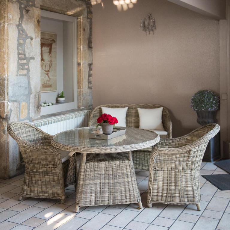 Posezení v ubytování The Originals Boutique, Hôtel de la Balance, Montbéliard