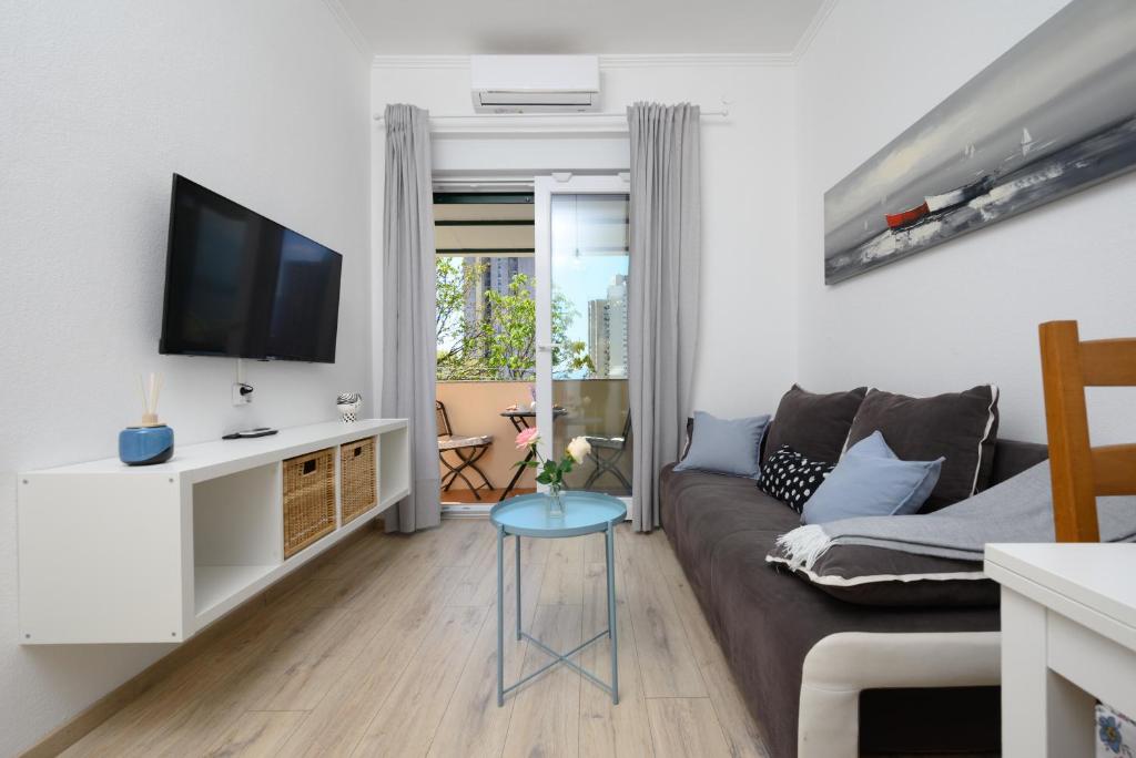 ein Wohnzimmer mit einem Sofa und einem TV in der Unterkunft Apartment Terrazzo in Rijeka
