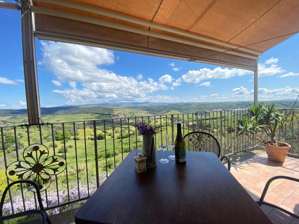 un tavolo con una bottiglia di vino sul balcone di Nettare e Ambrosia a Montiano