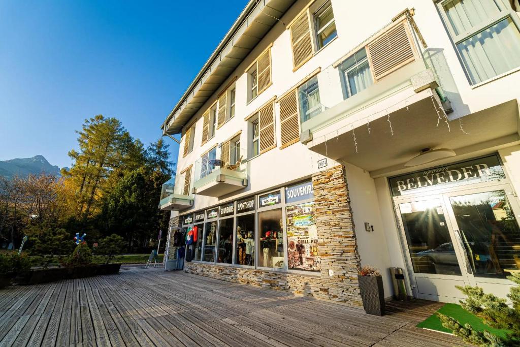 Nespecifikovaný výhled na hory nebo výhled na hory při pohledu z hostelu