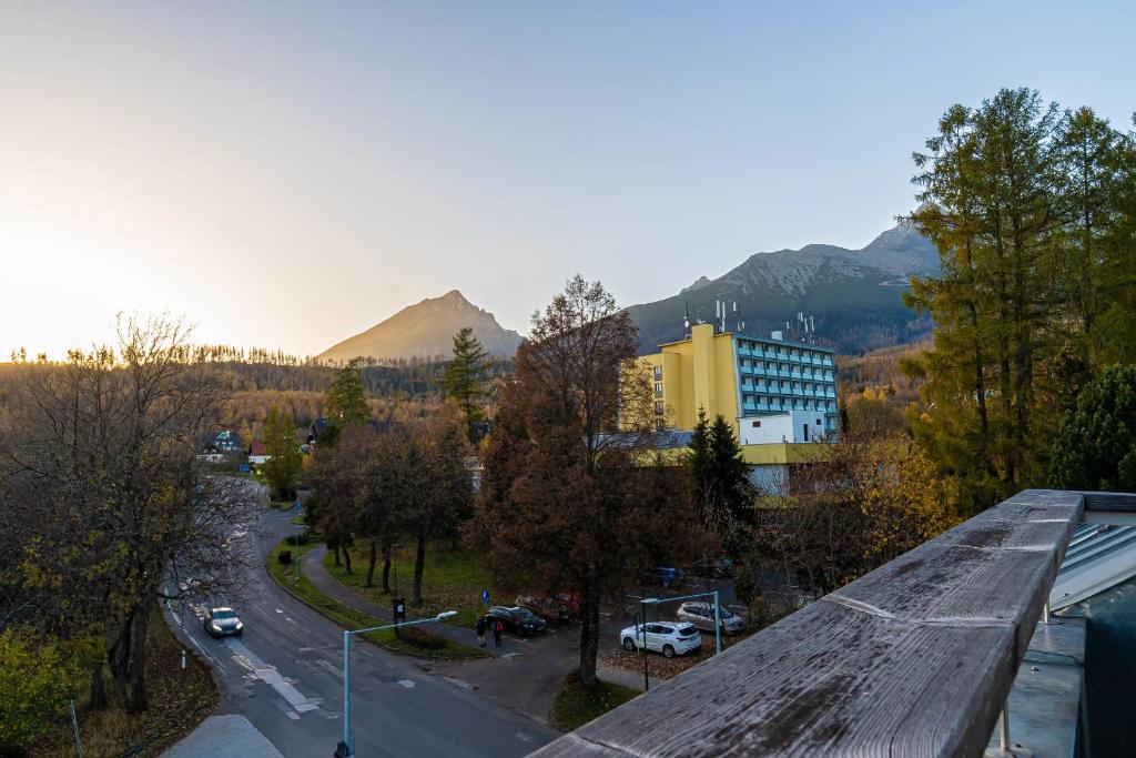 Nespecifikovaný výhled na hory nebo výhled na hory při pohledu z hostelu