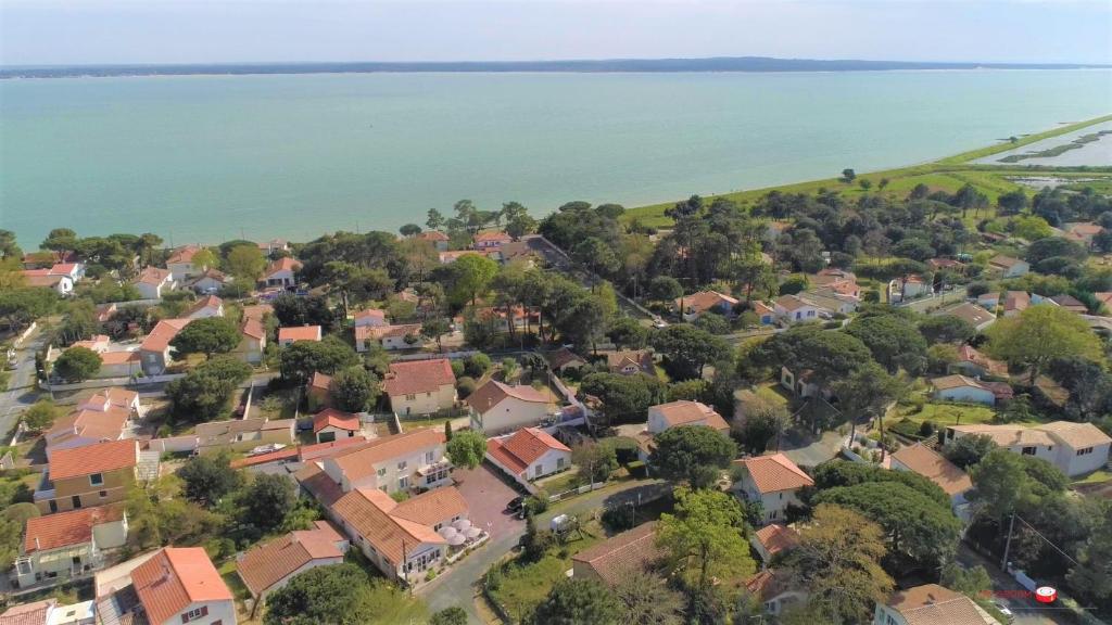 uma vista aérea de uma pequena cidade junto à água em Hôtel Le Nautile em Saint-Trojan-les-Bains