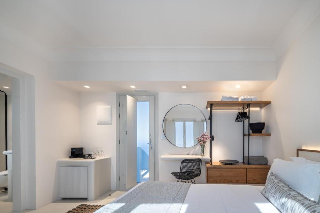 Postel nebo postele na pokoji v ubytování Akra Suites & Spa