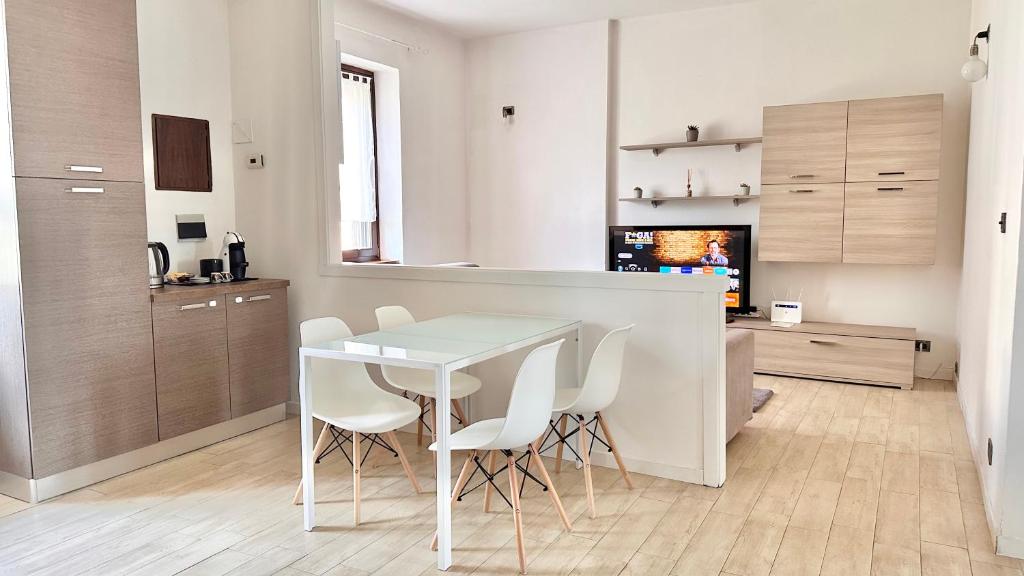 een keuken en eetkamer met een tafel en stoelen bij Chic and comfortable apartment in Verona in Verona