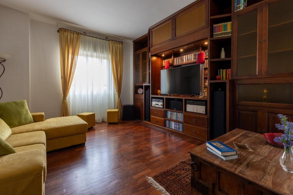 sala de estar con sofá y TV en Casa Kirribilli Palermo en Palermo