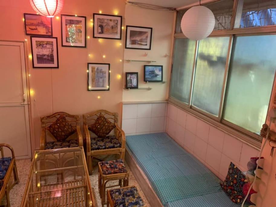 une chambre avec deux chaises et une fenêtre dans l'établissement Secluded & green 2BHK in ancestral bunglow SCruz E, à Mumbai
