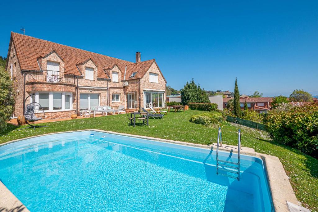 Bazén v ubytování Bista Eder Hotel & Lodge nebo v jeho okolí