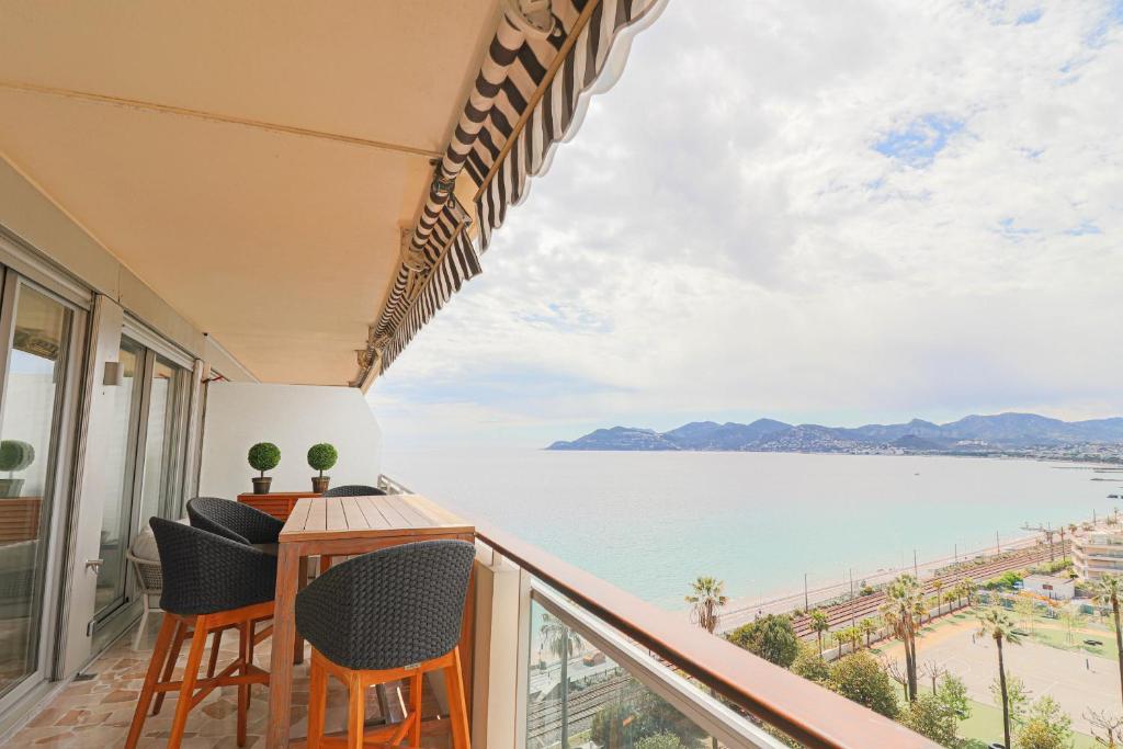 uma varanda com vista para a água em LE MEDITERRANEEN - Renovated apartment with sea view em Cannes