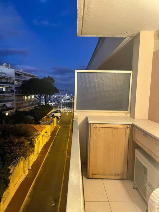 Elle offre une vue sur un bâtiment doté d'une fenêtre et d'une rue. dans l'établissement Appartement studio neuf avec parking à 50m de la plage, à Cannes
