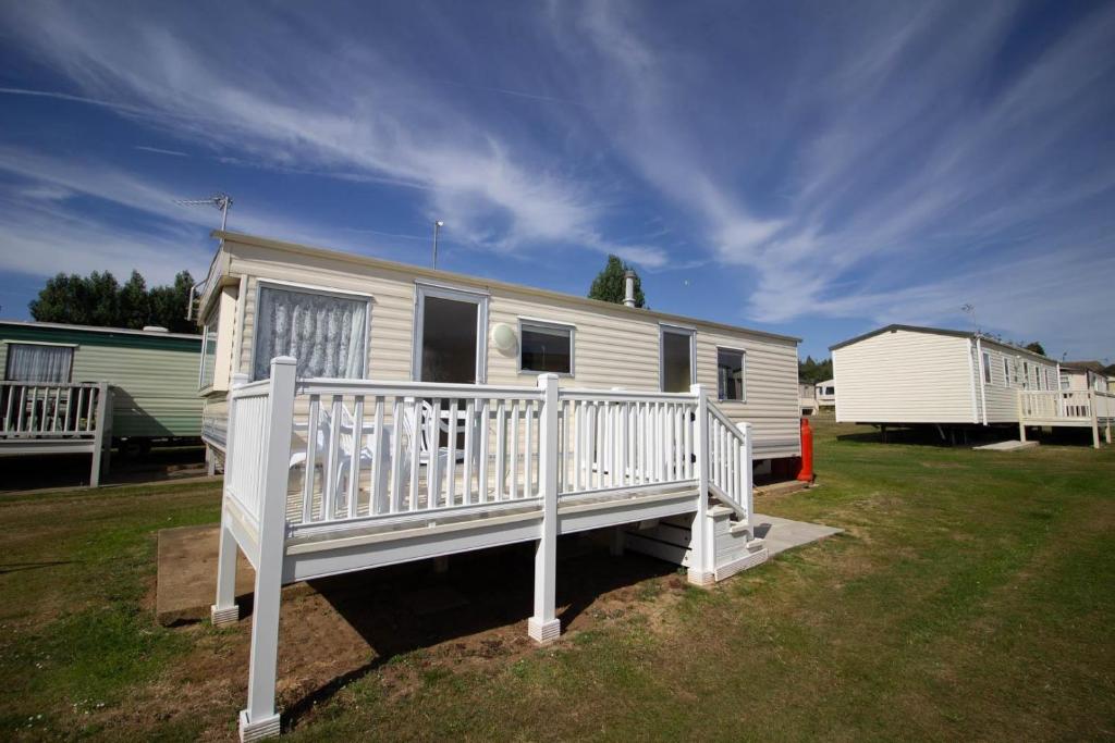 6 Berth Caravan For Hire At Manor Park Holiday Park In Norfolk Ref