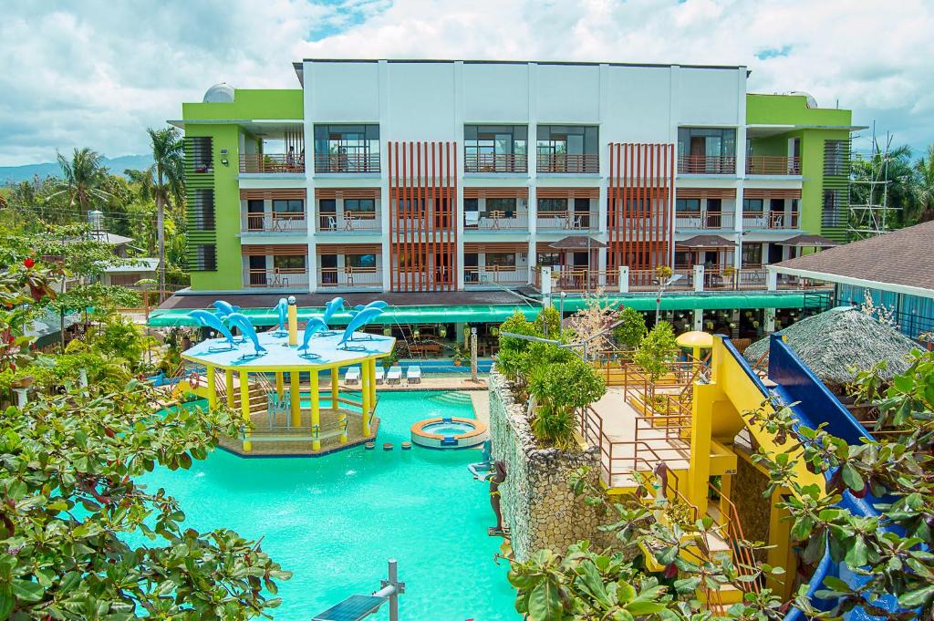 un'immagine di un resort con parco acquatico di Moalboal Tropics a Moalboal
