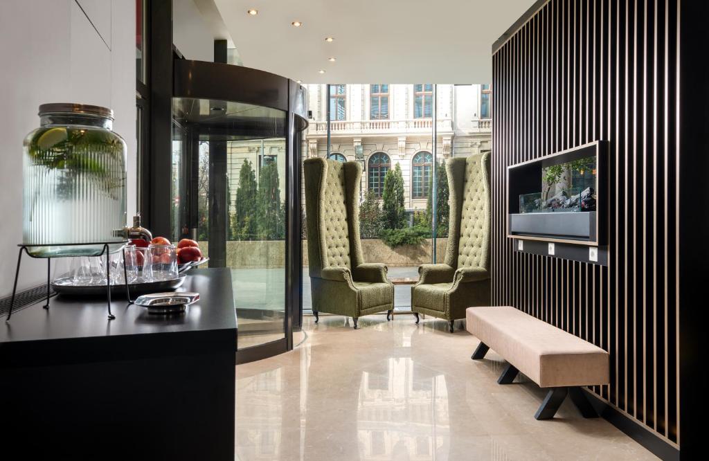 TV a/nebo společenská místnost v ubytování Leonardo Hotel Bucharest City Center