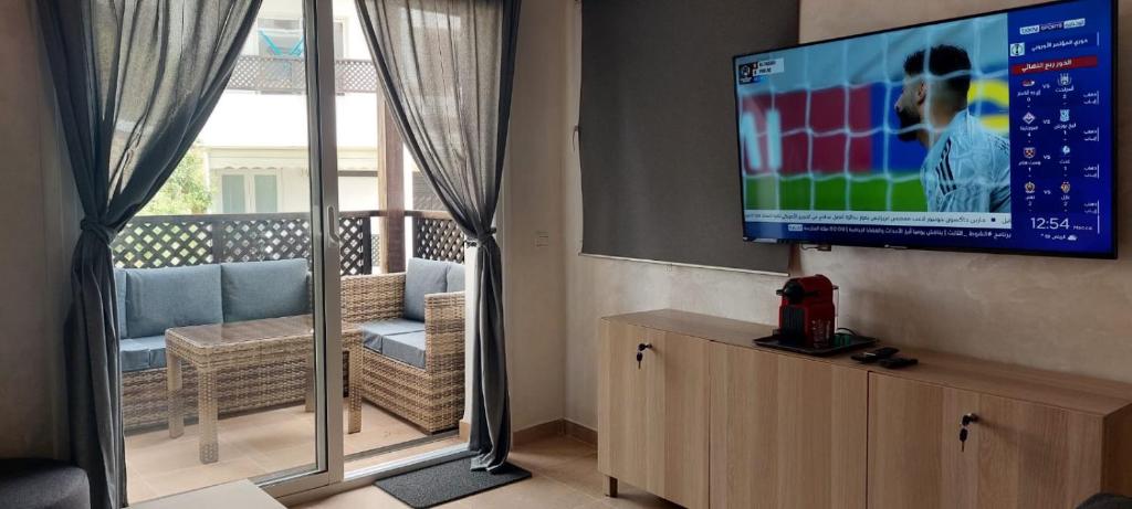 TV a/nebo společenská místnost v ubytování Complexe Bella Vista Cabo Negro Martil Mdiq avec Piscines Plage WIFI