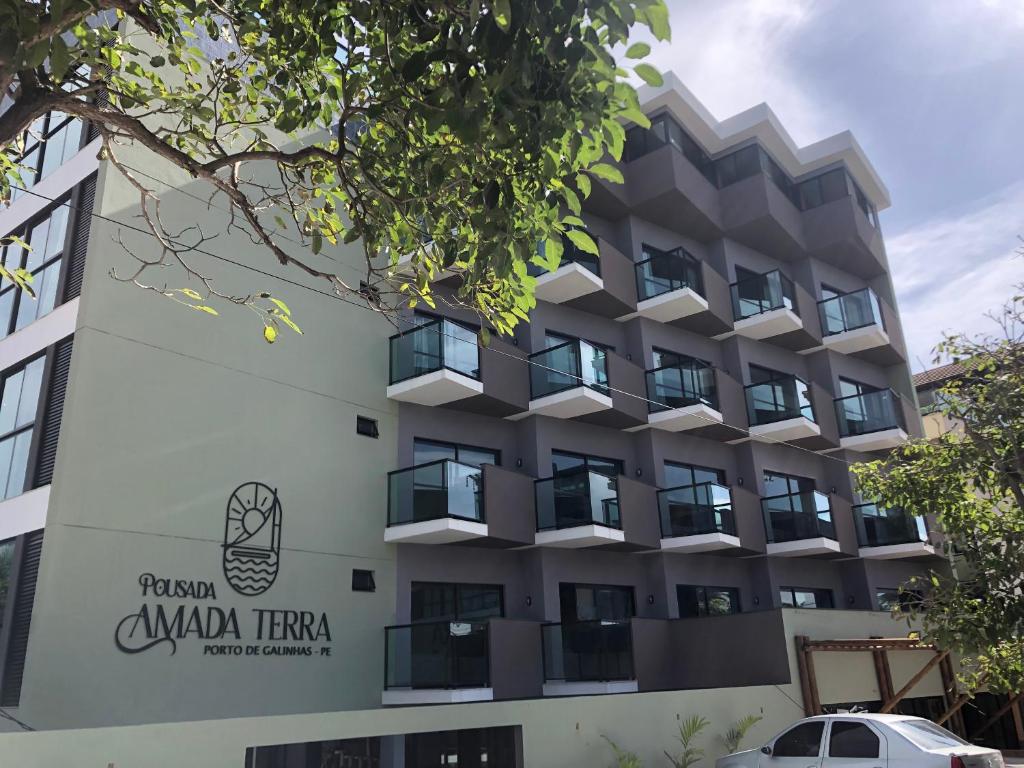 uma vista para a frente do hotel em Pousada Amada Terra em Porto de Galinhas