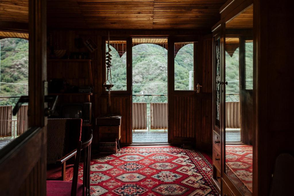 een lege kamer met een open deur en een rode loper bij IRIS B&B in DEBED CANYON in Alaverdi