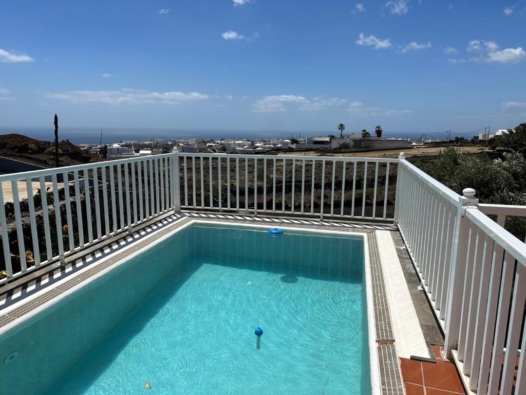una piscina en el balcón de una casa en CASA LA TAHONILLA, en Tías