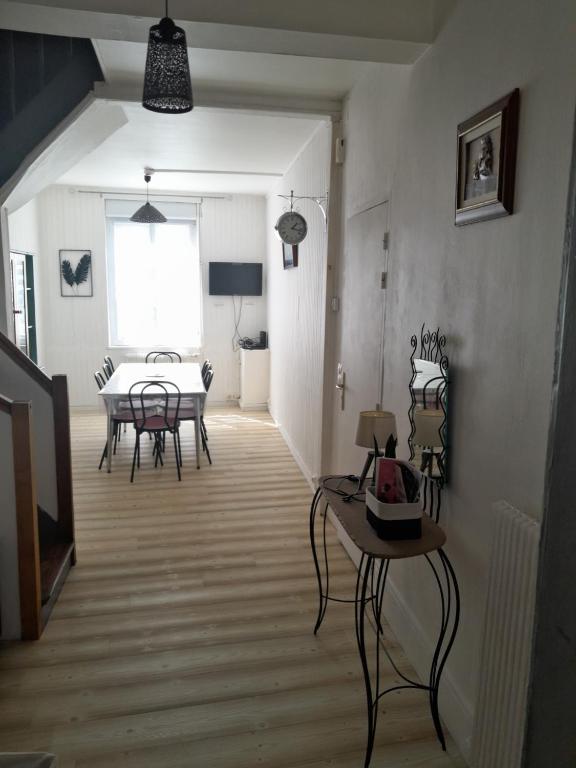 - un salon avec des chaises et une table dans l'établissement Maison proche de la plage, à Fécamp