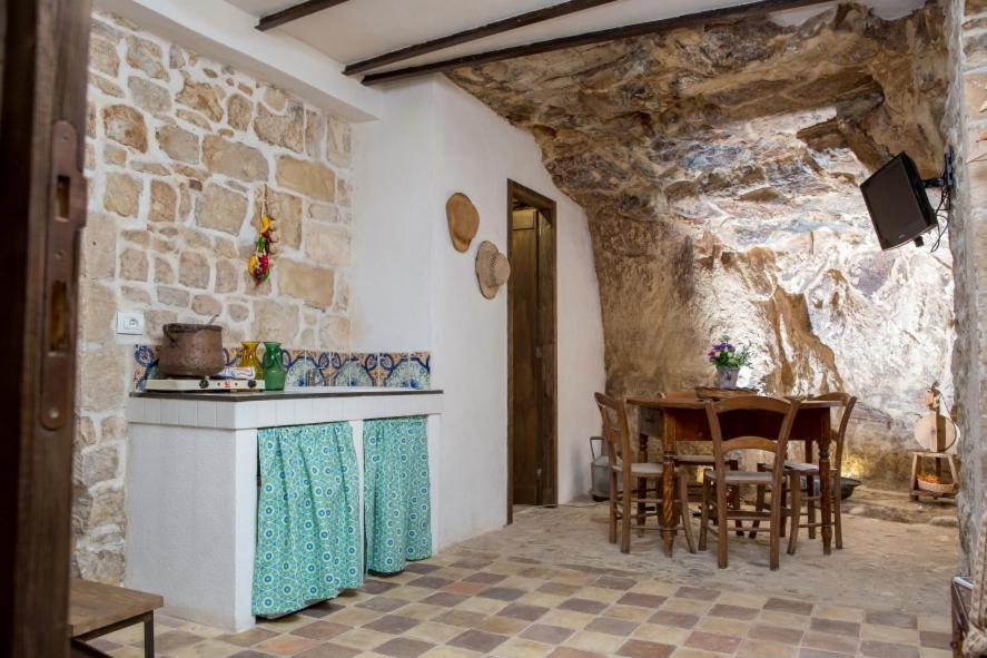 Kuchyňa alebo kuchynka v ubytovaní Case degli Avi 2, antico abitare in grotta