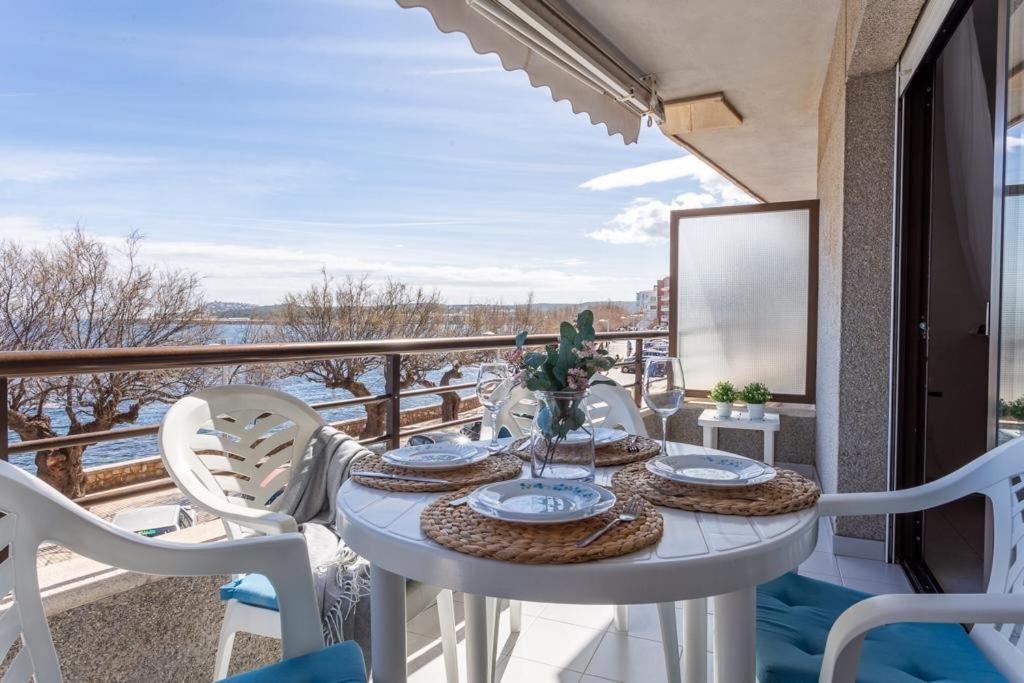 une table et des chaises sur un balcon avec vue dans l'établissement Bonaire, à L'Escala