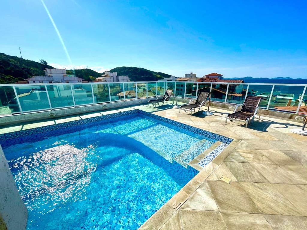a swimming pool on top of a building at Luz do Sol Hospedagem in Arraial do Cabo