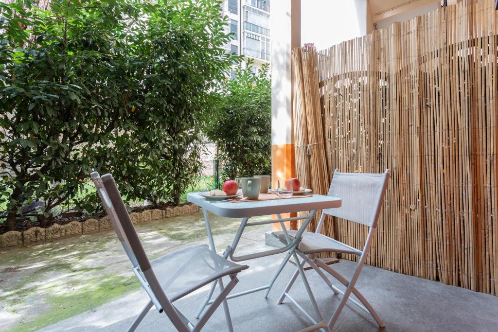 einen Tisch und zwei Stühle auf einer Terrasse in der Unterkunft La Casa del Cortile by Wonderful Italy in Turin