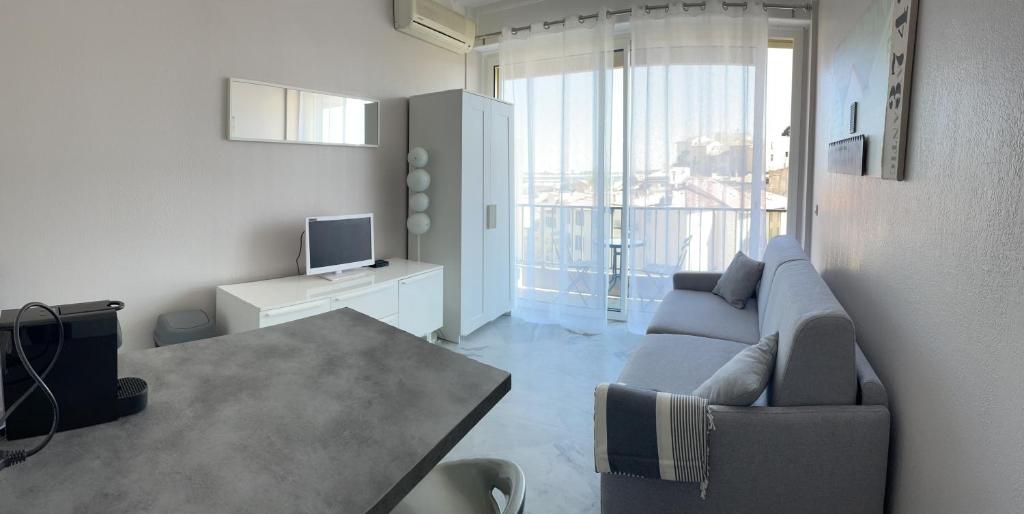 uma sala de estar com um sofá e uma mesa em Esperance em Cannes